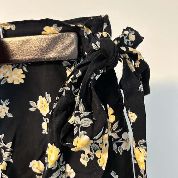 Hollister Floral Skort | Size small | Like new - Picture 3 of 4